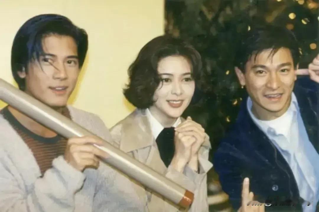 男生就是比女生耐老，曾经二人是普通小伙和高不可攀的女神组合，现在坐在华仔面前居然