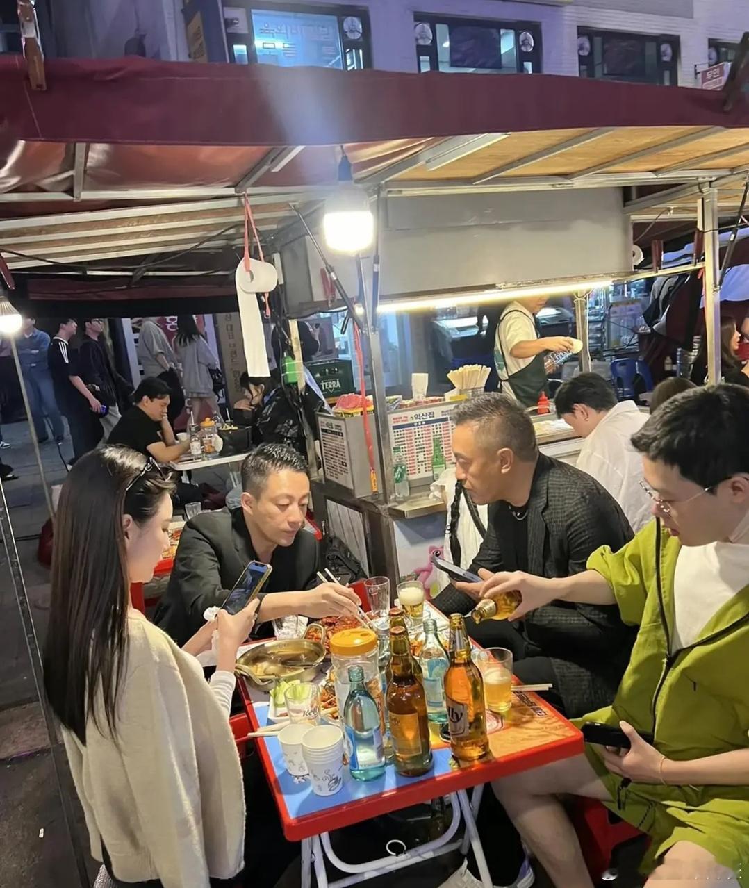 汪小菲都开始走接地气人设了，和未婚妻吃路边摊。如果是大S，她会说：这里人太多了啦