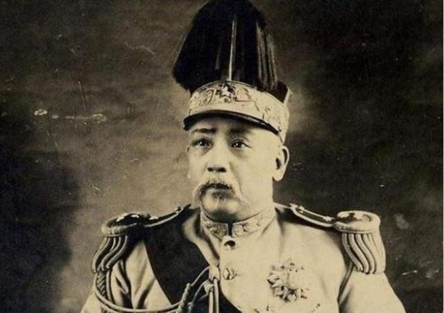 1915年，袁世凯正试穿龙袍，大姨太噗嗤一声笑了，袁世凯问：“笑什么？你一个婊子