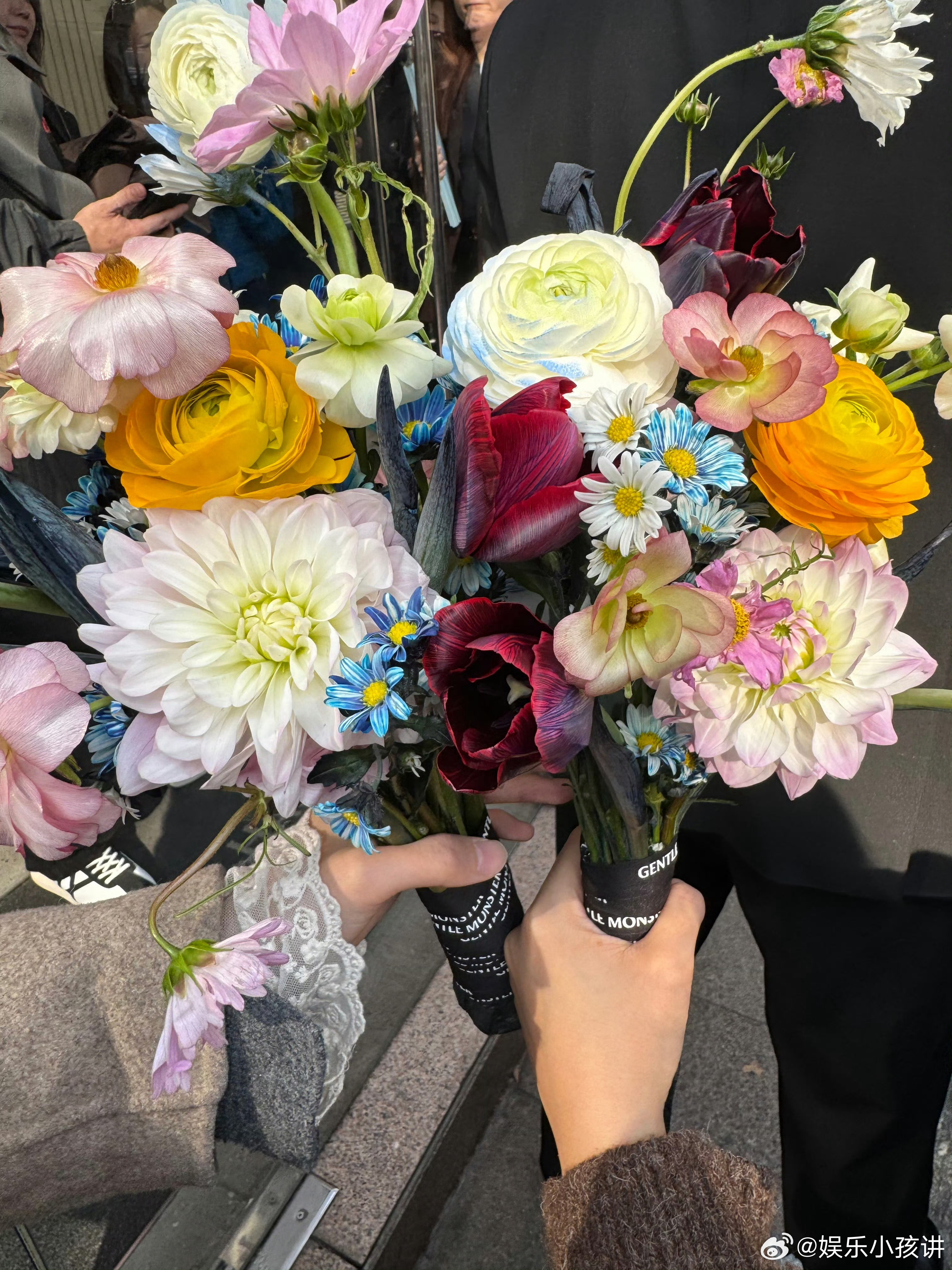 谁收到卢昱晓送的花了 狠狠羡慕现场粉丝！噜噜小粉裙配无框冷光镜，甜萌和高智感一键