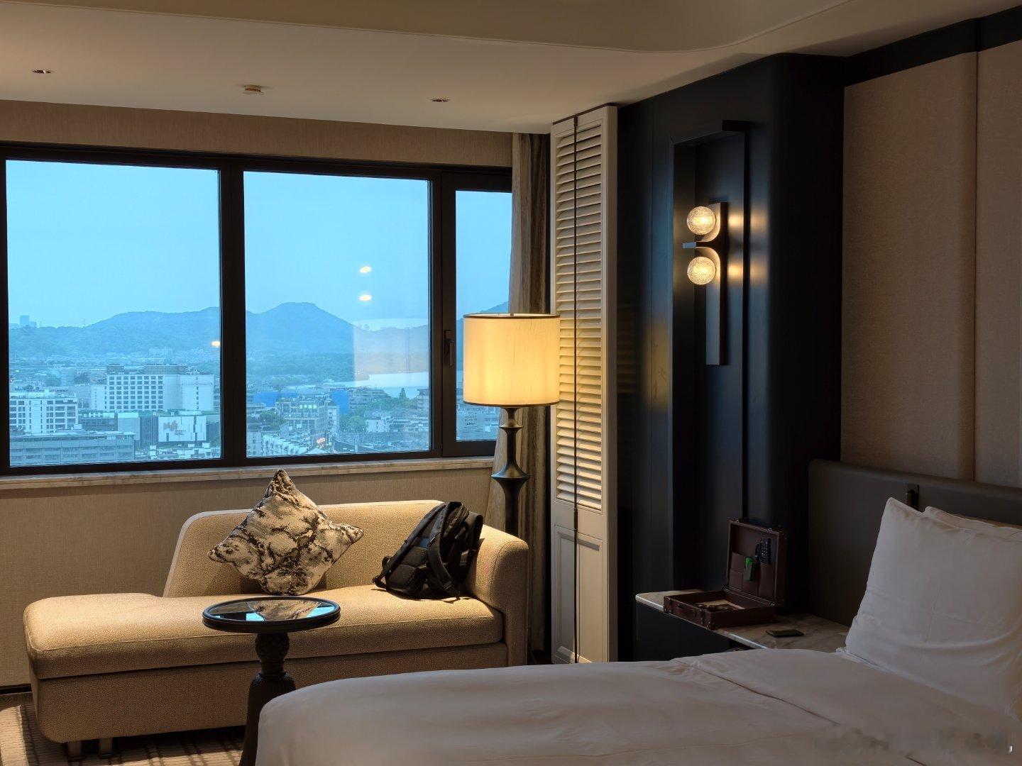 看看乐道l80有什么技术要发布不愧是来来，选的酒店也是很顶啊，最近住的最好的酒店