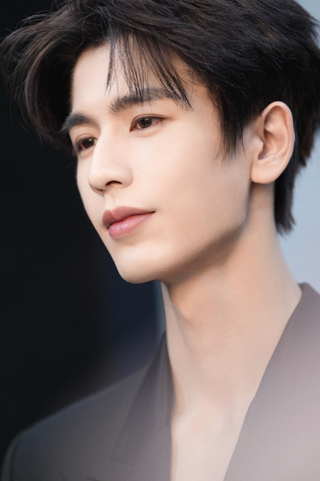 和张凌赫一同探索未来 张凌赫可持续未来行动 红色工装是他的战袍，蓝色安全帽是他的