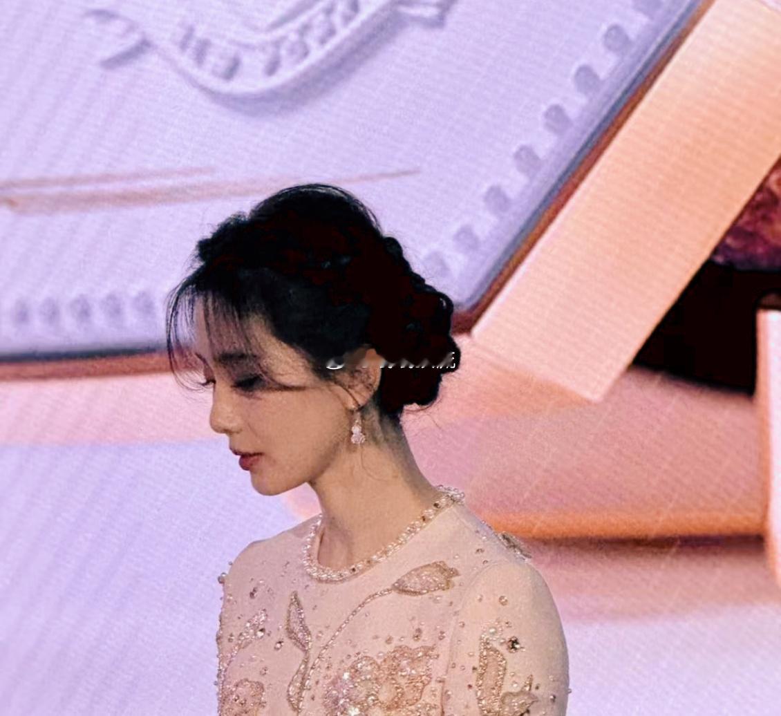 刘诗诗白瓷妆 这次的造型真的很用心，妆容和服装都围绕白瓷这个概念展开，底妆清透，