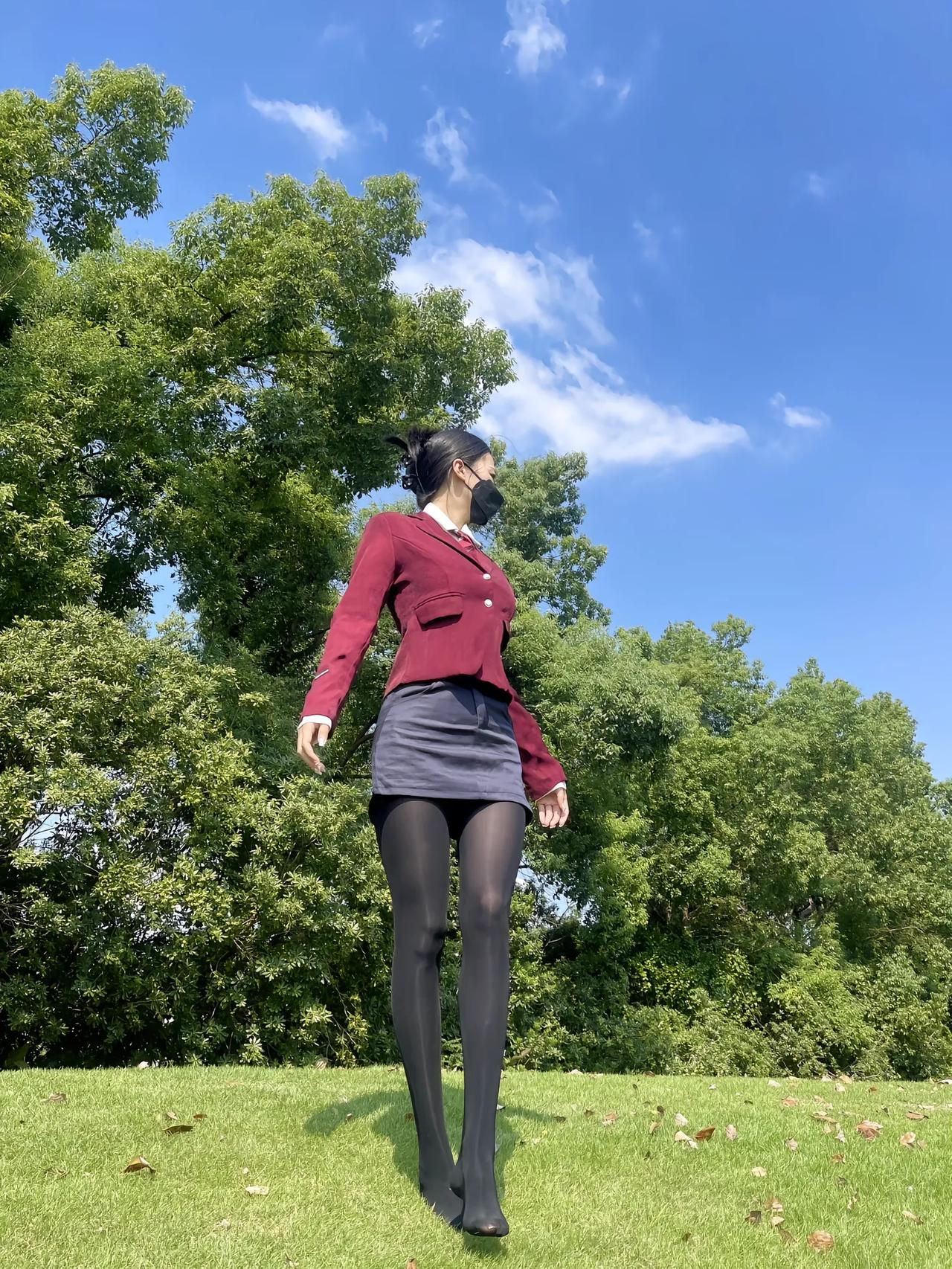 酒红西装+黑丝这组合杀疯了！丝绒西装自带复古滤镜，黑丝裹出的腿型像开了自动修容，