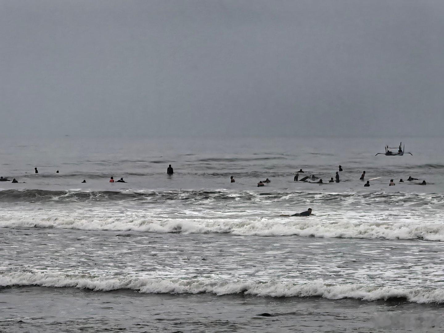 今天什么好日子，高手区高手云集。一个浪过来，5、6个人同时起。 