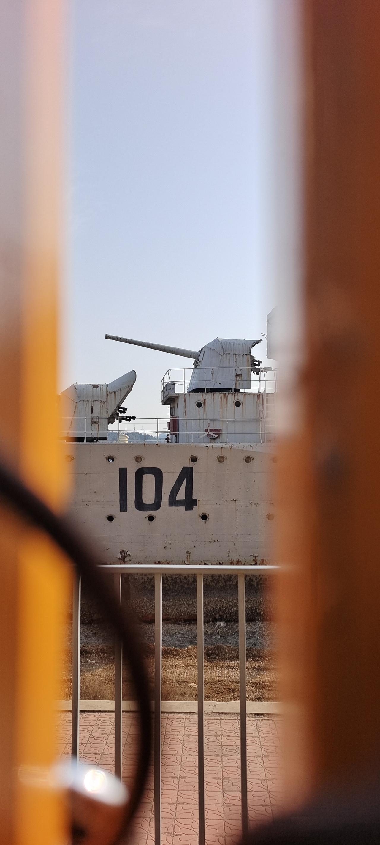 去老虎滩看104舰
大连自由河口老虎滩这一块开始改造了，挖淤泥，工程量。104舰