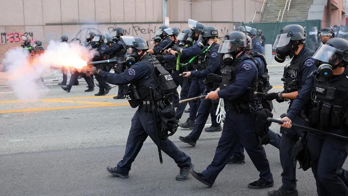 美国骚乱，三条消息上热搜！
 
第一条，美国洛杉矶抗议者与国民警卫队发生冲突，咱