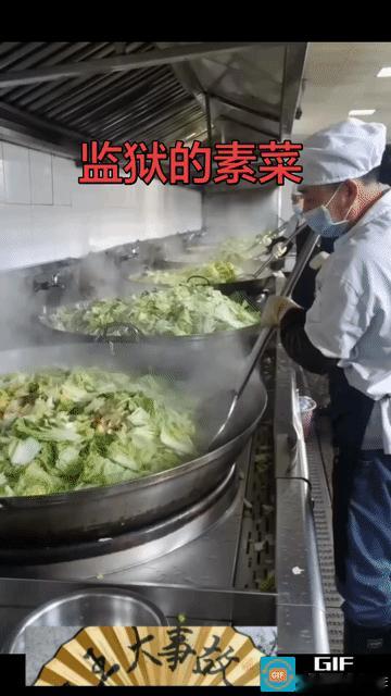 【现在的人啊看到人家炒这一锅素菜，馋的流口水】

本来这是一锅炒给劳改人员的大白