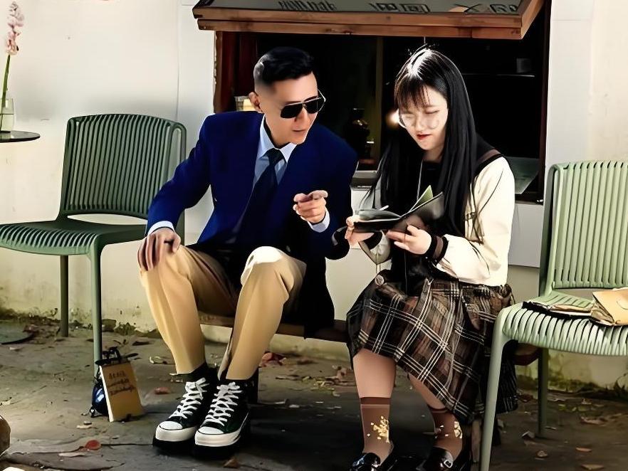 作家大冰公开恋情却坚决保护圈外女友，这份清醒为何赢得赞誉？
 
见过太多明星网红