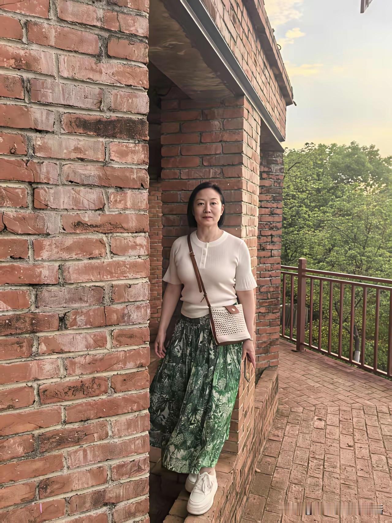 天天来头条打卡的人
至少90%是女人
而且都是老女人
都是50岁到70岁之间的女