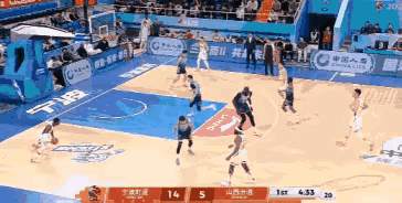 惊险！CBA扣篮王迪亚洛想冲篮爆扣，没想到南京队防守够硬，一只手就把他摁倒在地。