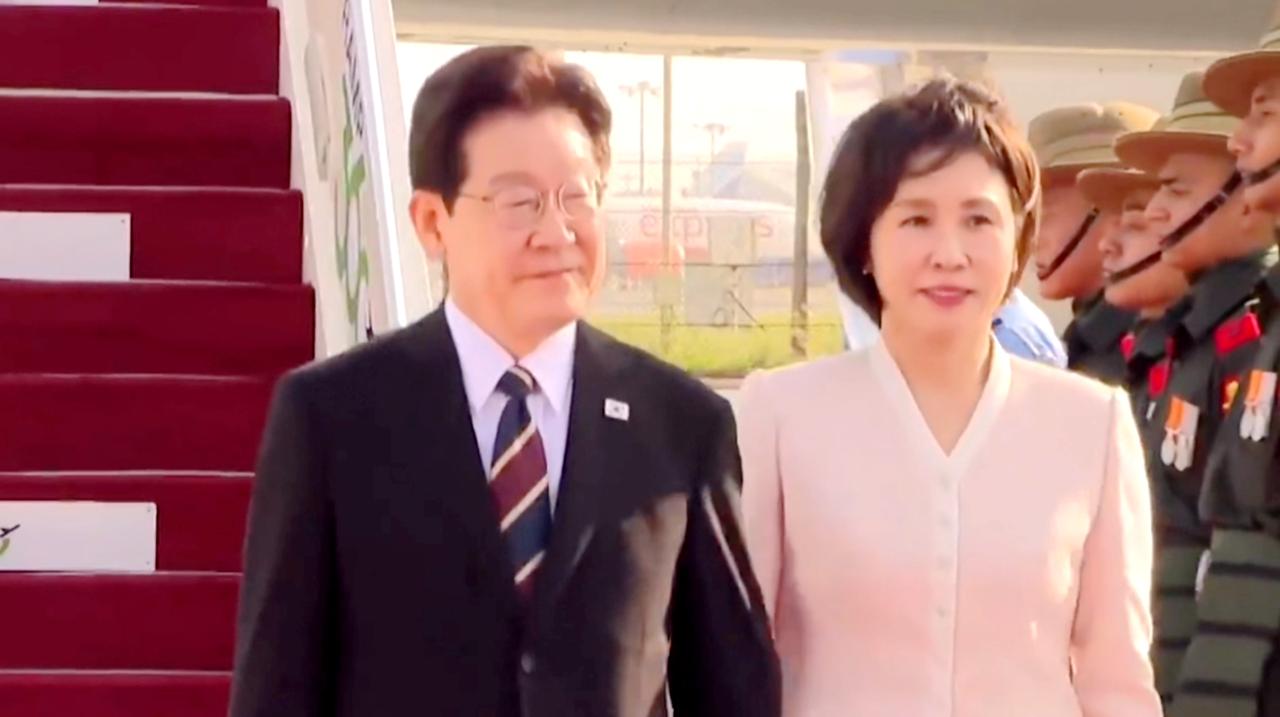李在明携带夫人抵达印度访问，韩国夫人半天换两套造型超精致！
4月19日，韩国总统