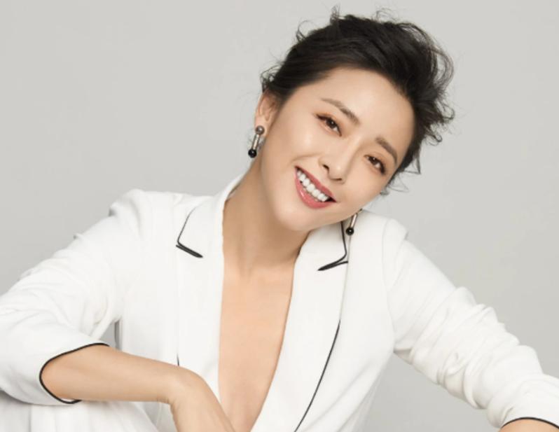 2005年，24岁的黄小蕾认识了大张伟，后来在接触中她被这个幽默的男生所吸引，并