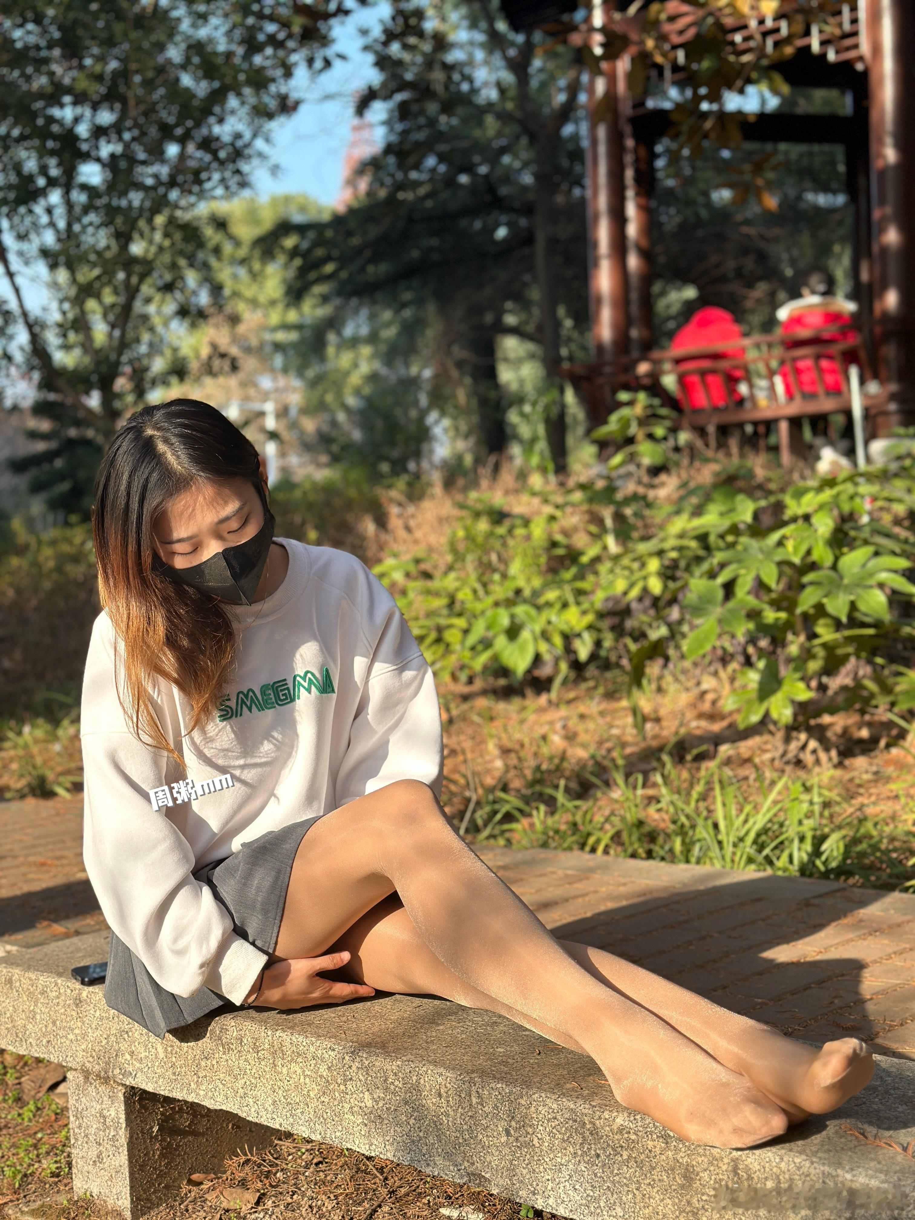 冬天怕冷 夏天怕热 冬天还是好一点 可以穿好多袜子 