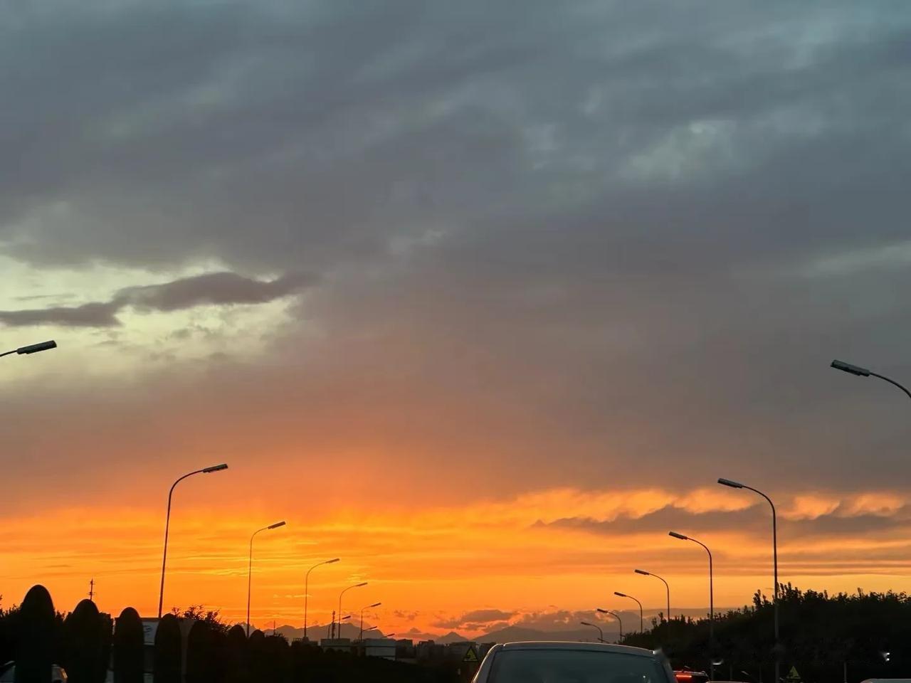 秋天的夕阳就是这么美

实在是太好看了

美轮美奂

#秋日生活打卡季#