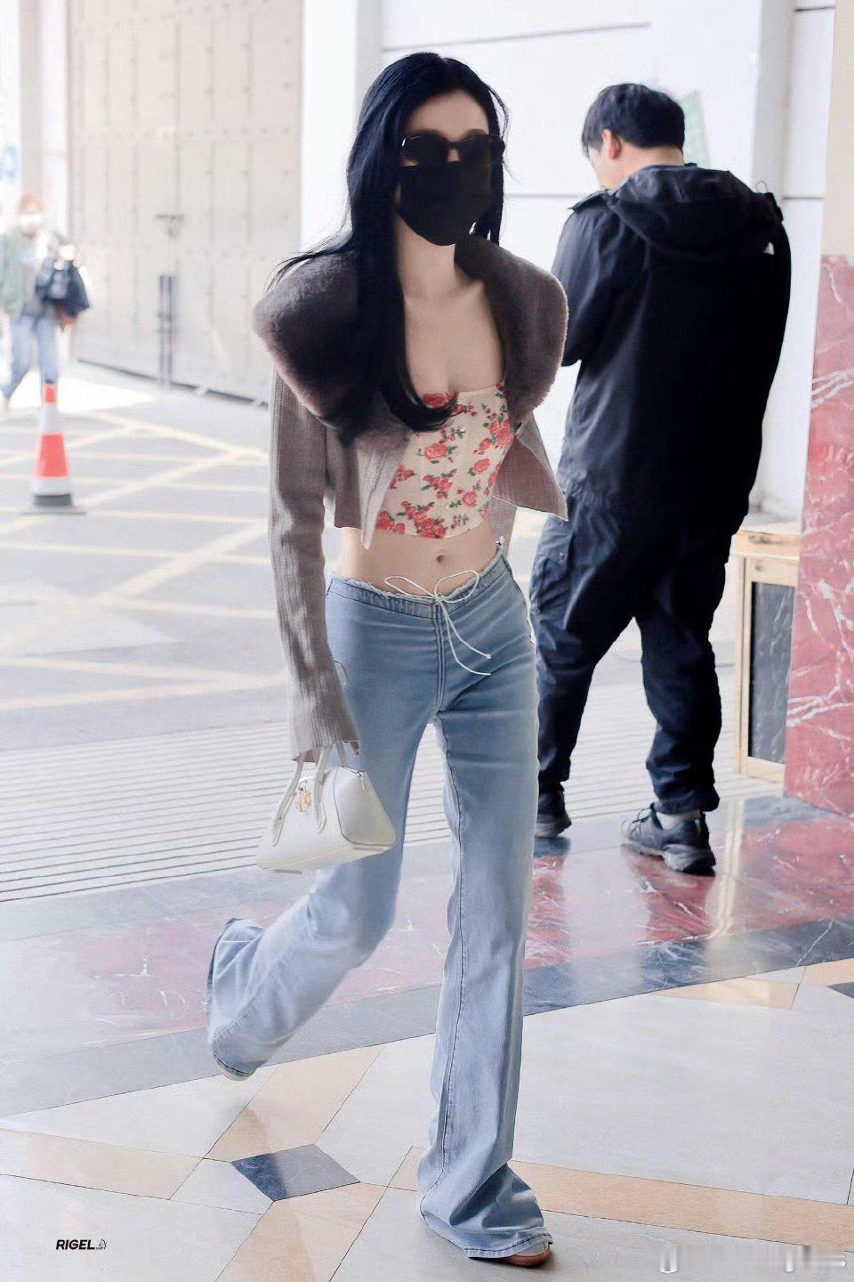 虞书欣云初令开机上班路透 ，姐姐上班顺利可以看到古装欣欣子啦！ 