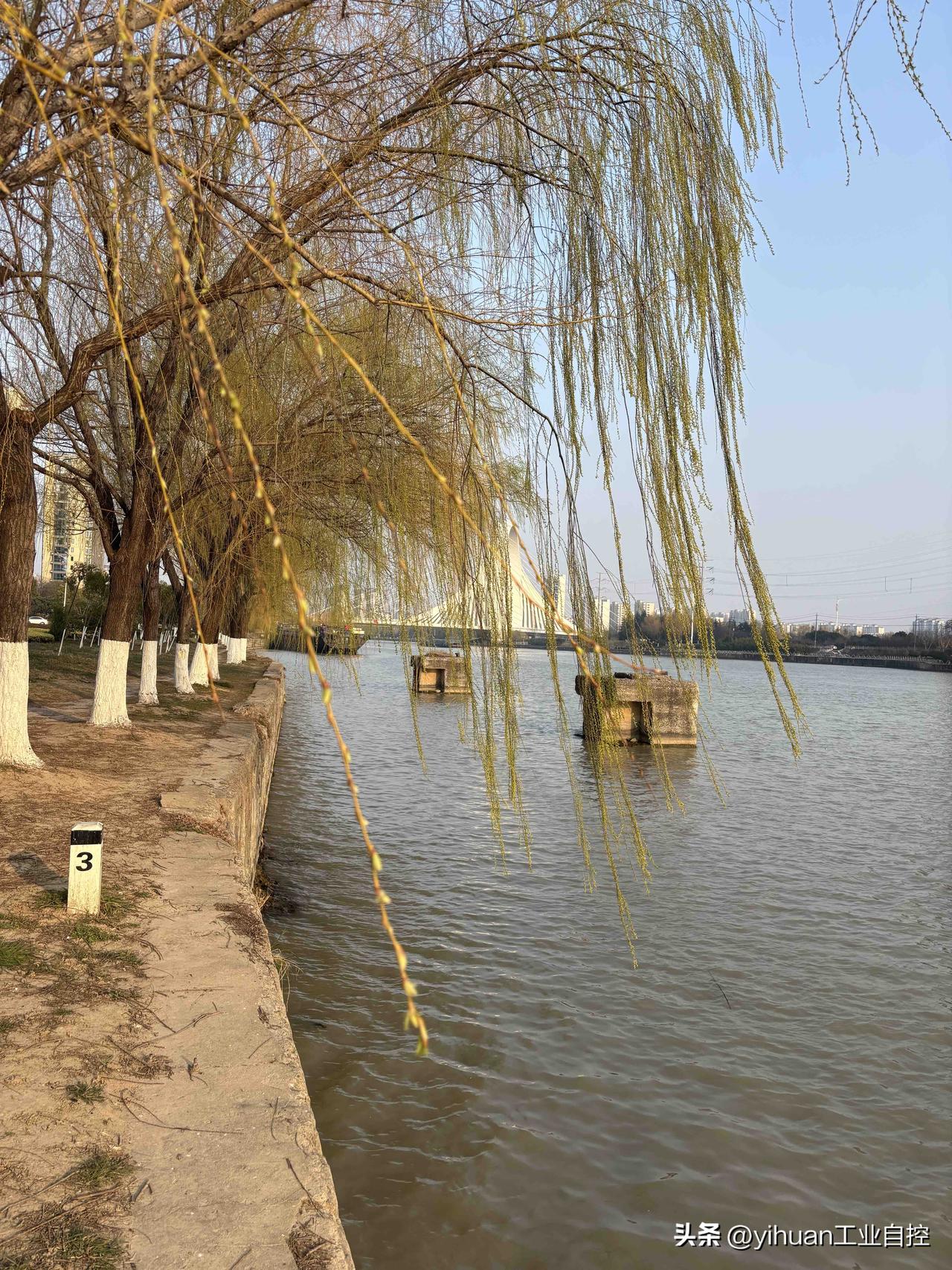 【氦气短缺将影响人工智能产业布局】
    氦气是半导体芯片制造工艺流程中至关重