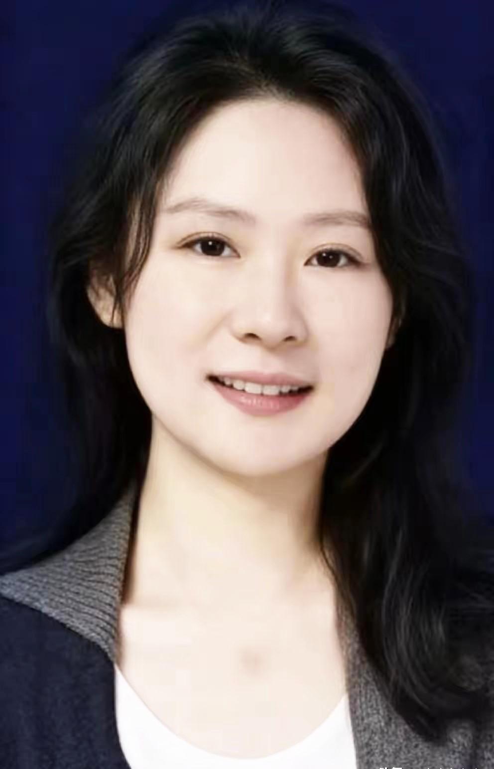 左所长研究了一辈子股票，最后自己成了那个跌停板！

只因没顶住美女研究员唐婵玉的