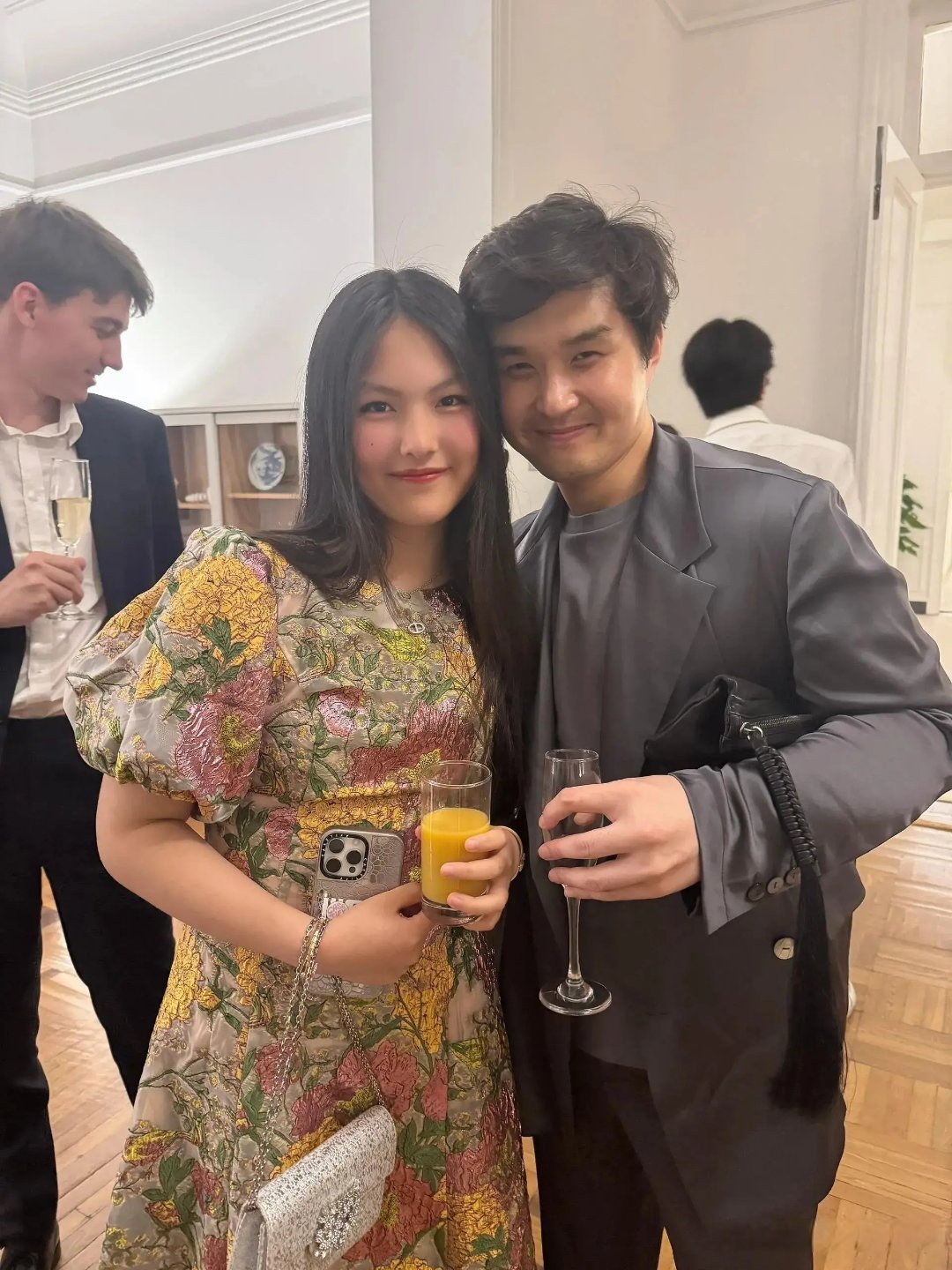 李湘带女儿进贵族圈，与英国驻华大使合影照，15岁王诗龄落落大方，王诗龄顶级的人生