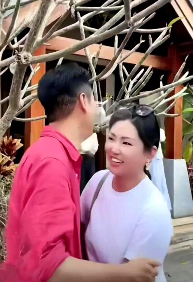 大年初三，罗姣当众亲密挽住徐子崴妈妈的手臂，俯身贴面说笑合影。
而站在一旁的徐子