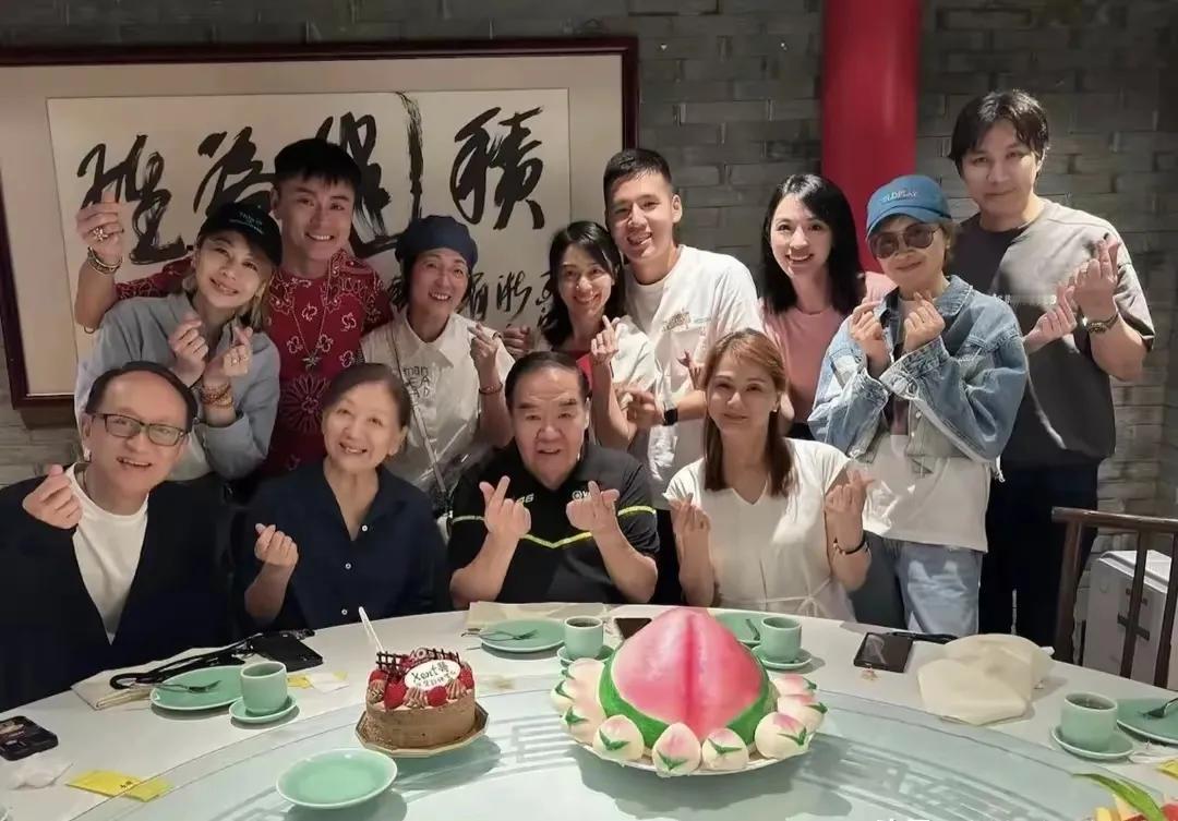 74岁郑则仕生日庆祝现场喜气洋洋，他状态上佳，精神矍铄。小14岁的妻子气质优雅大