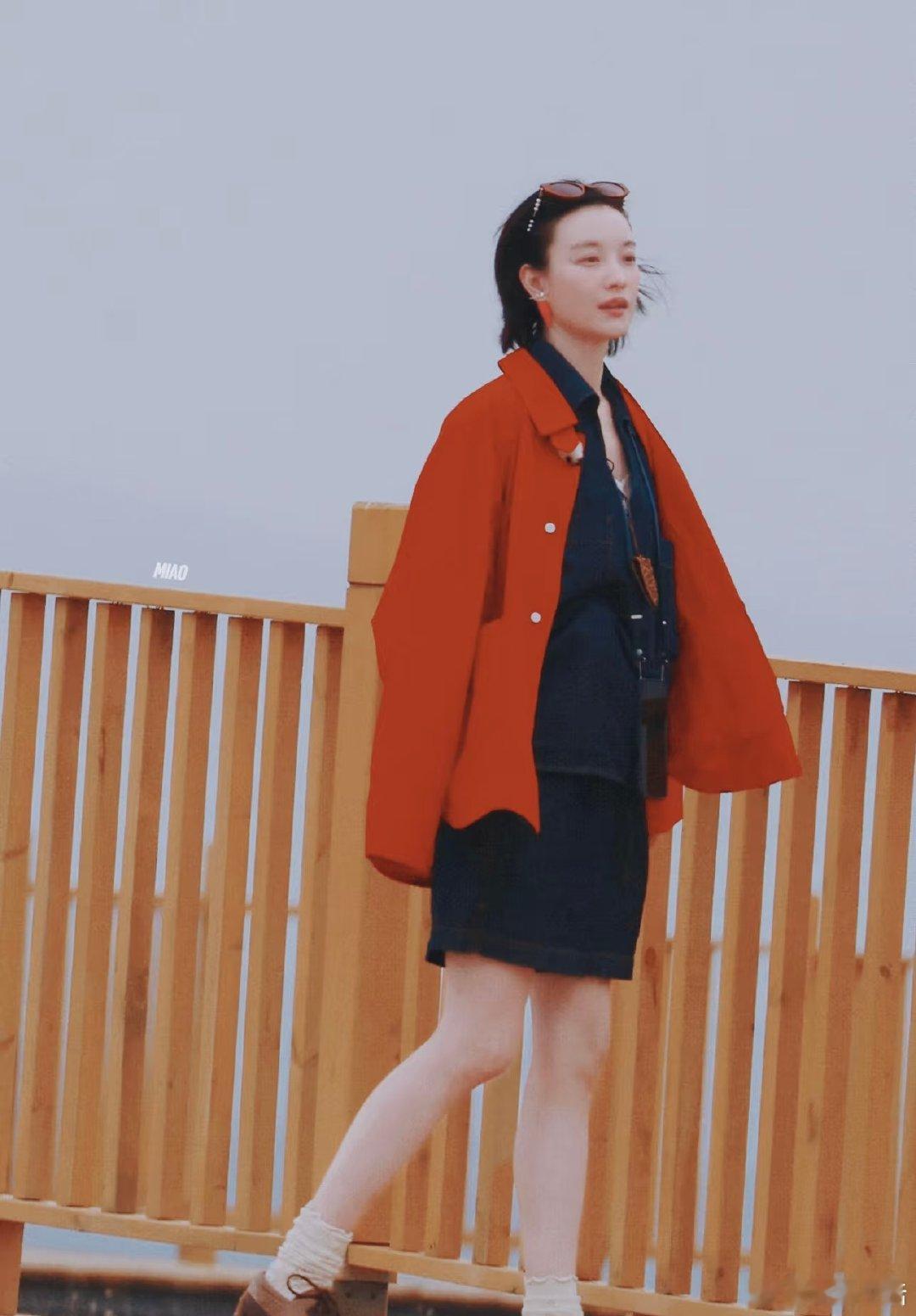 倪妮 向野的我们路透向野的我们风吹新疆原野，倪妮现身向野的我们录制现场，红外套衬