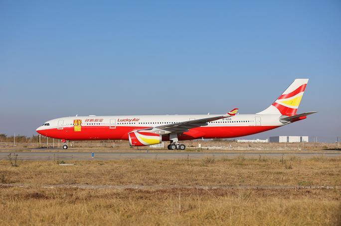 祥鹏航空一航班因天气原因延误近4小时，地面工作人员向滞留旅客发放的方便面被乘客发