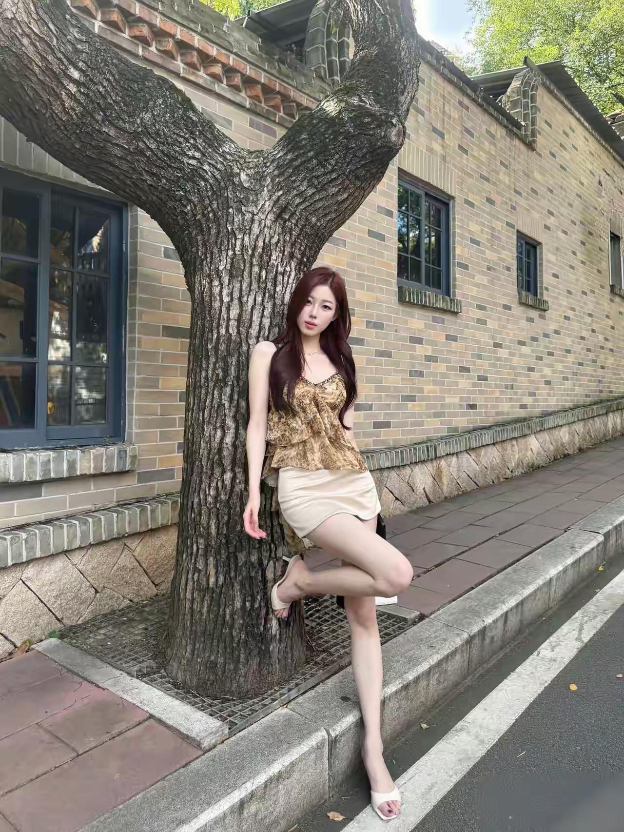 如何把“美感”做到极致?这组在梧桐树下的街拍氛围感直接拉满，暖调的老砖墙搭配复古