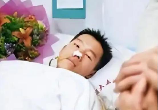 2003年的珠海，一名23岁保安冒死救下正被3名歹徒侵犯的女教师，谁知两年后，他