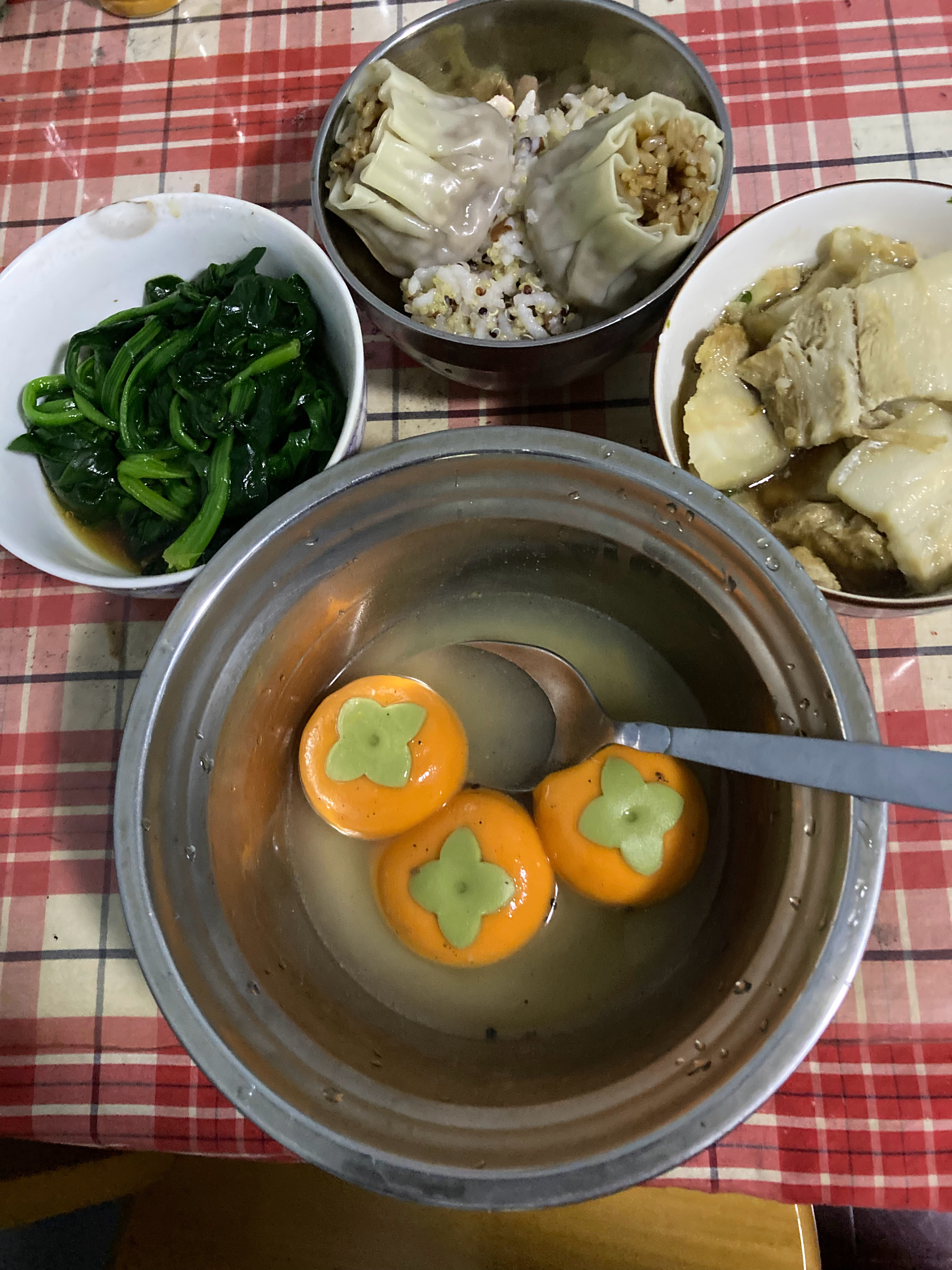医生和朋友都邀我去她们家过节，我婉拒了。一个人过节，我也没亏待自己。 ​​​