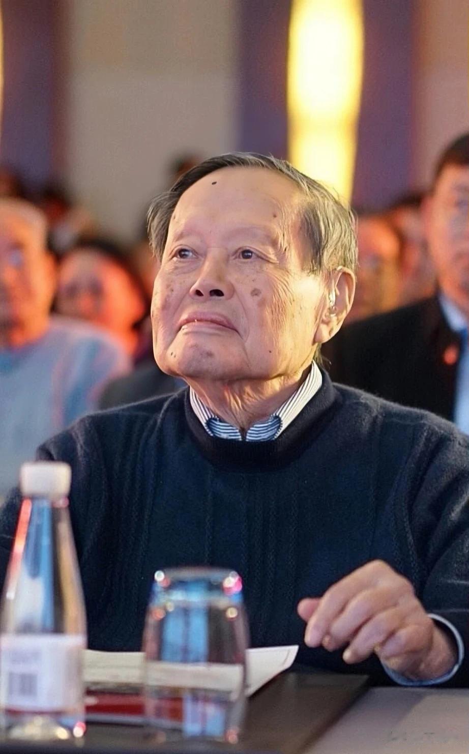 中科院院士杨振宁，当年在美国，听说国内原子弹研制成功，心情十分激动，可是一看美国