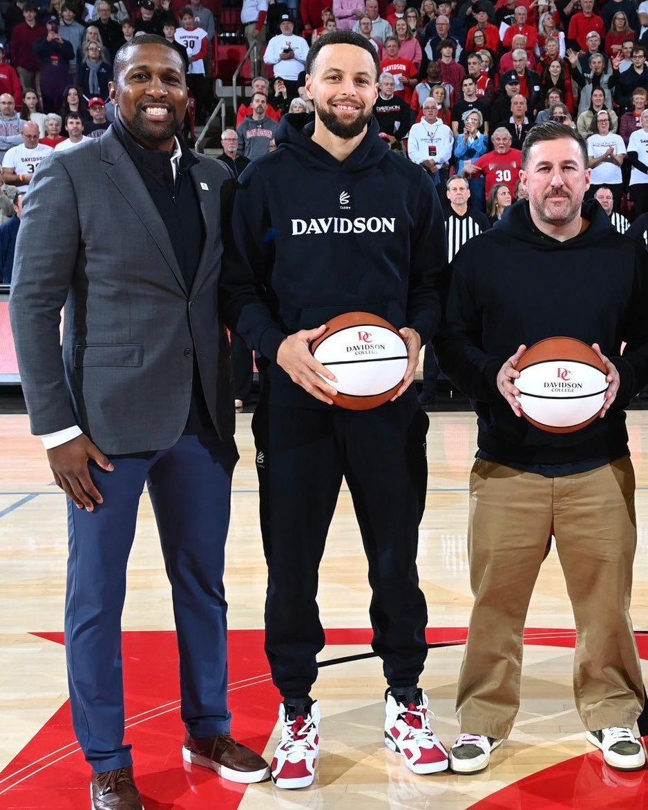 这双“胭脂红”Air Jordan 6是库里大学时期钟爱的经典战靴。库里