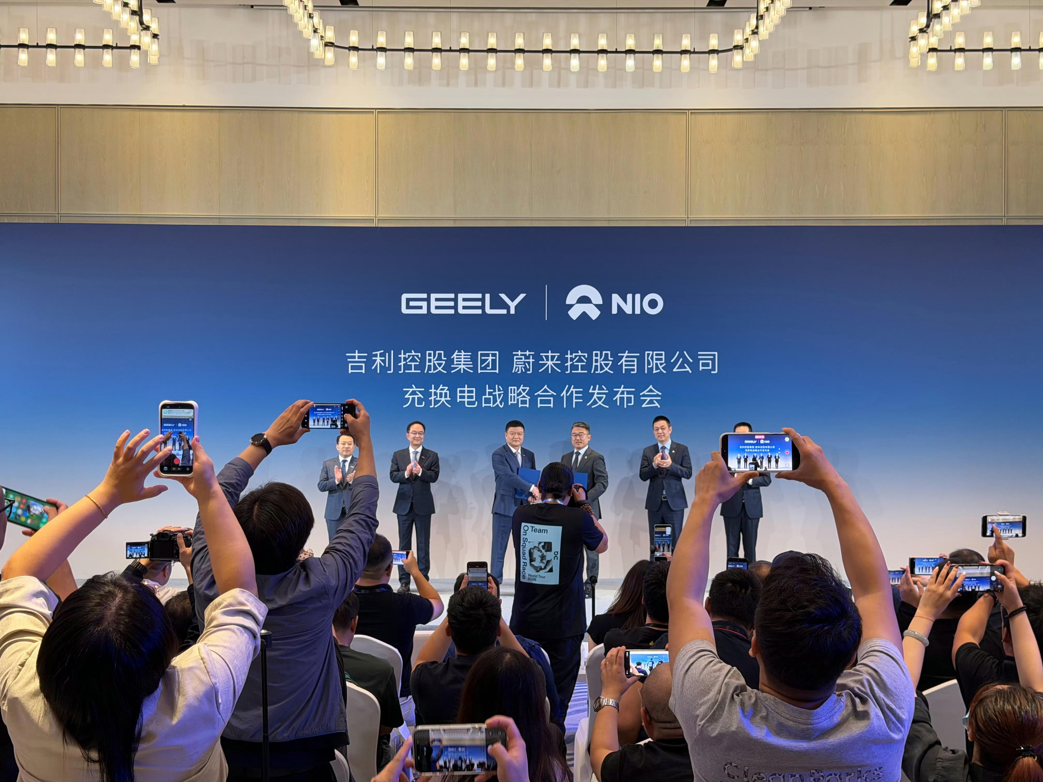 今天蔚来 和吉利官宣：吉利将用 6.4 亿现金，认购蔚来能源发行的新股，占比30