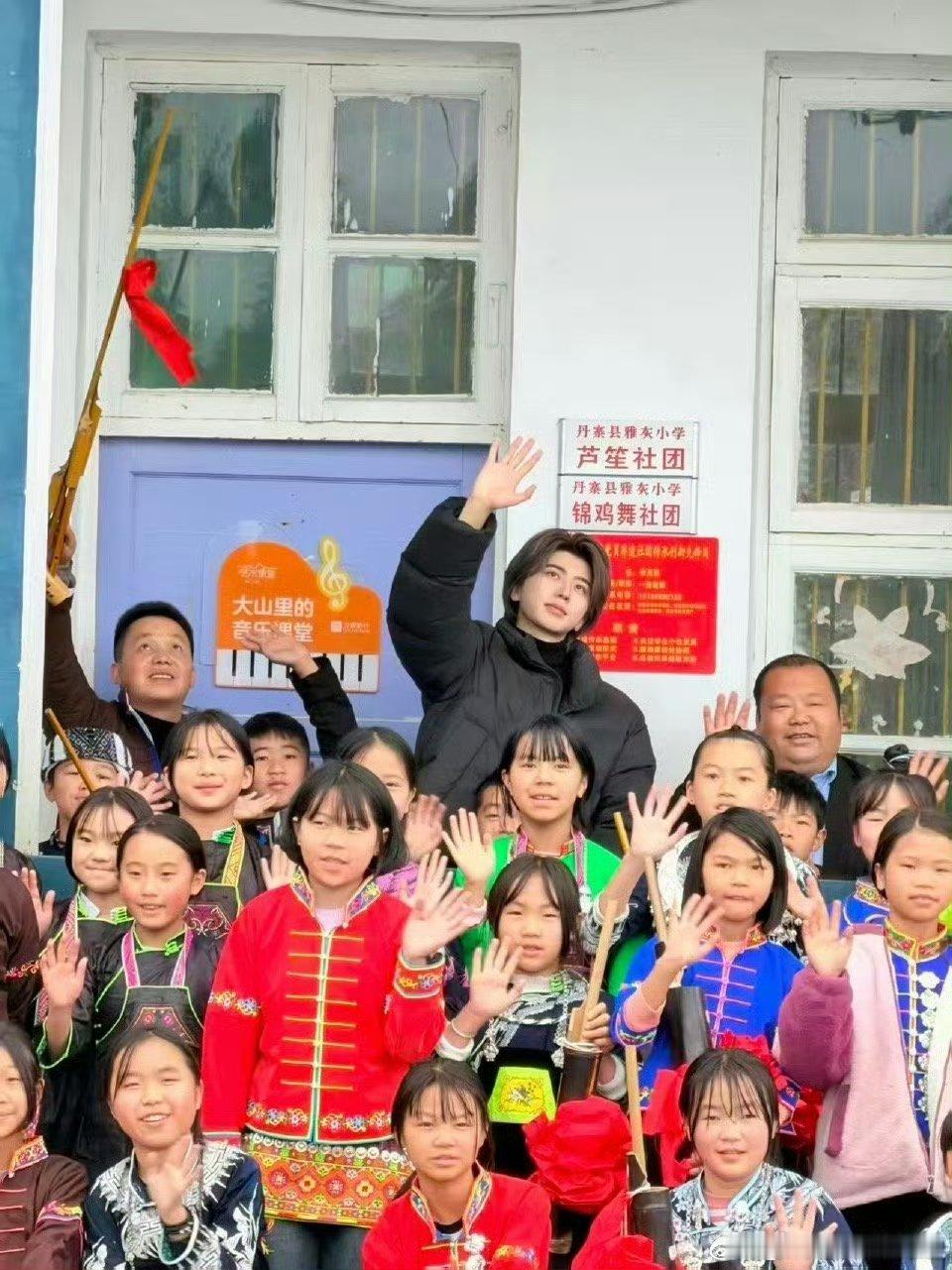 蔡徐坤去贵州做公益了蔡徐坤这不是蔡徐坤第一次资助小学了。2024年10月，携手蔡