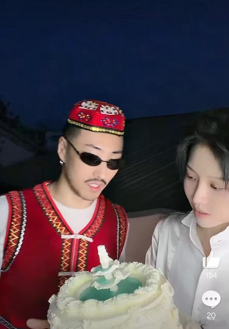 刘雨昕 第一次看到这么可爱的王濛 刘雨昕在生日直播里提到王濛的时候，语气是轻松的