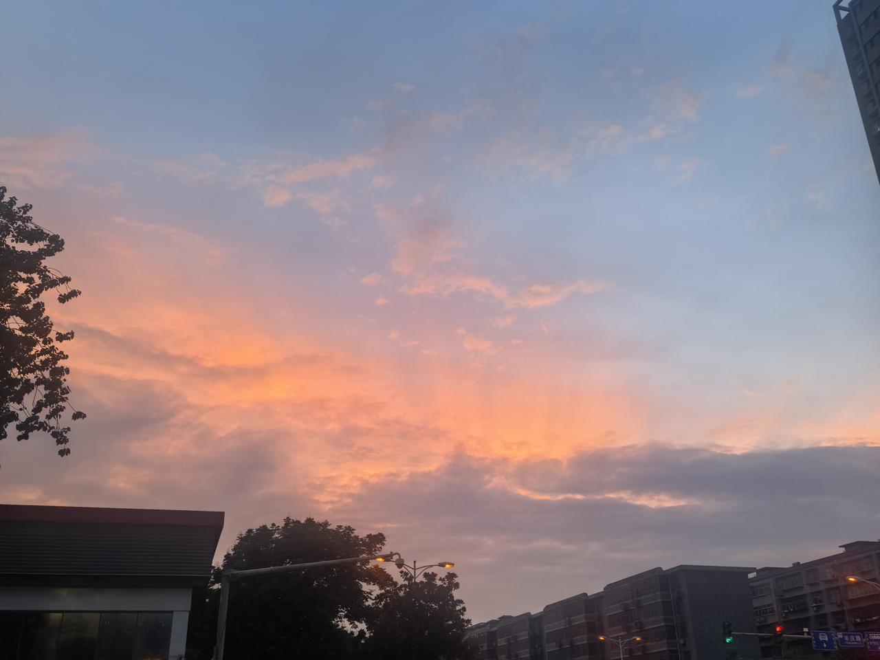 日落时分，云朵像是偷喝了红酒，脸颊绯红成了天边最美的风景。

古城西安被这绝美的