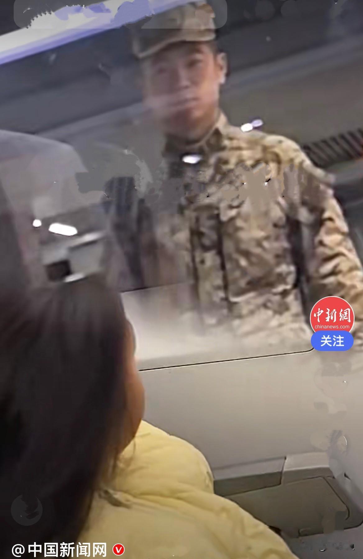 春节短暂团聚后，分别的日子到了，上海火车站，3岁女儿与军人爸爸告别一幕让人心疼…