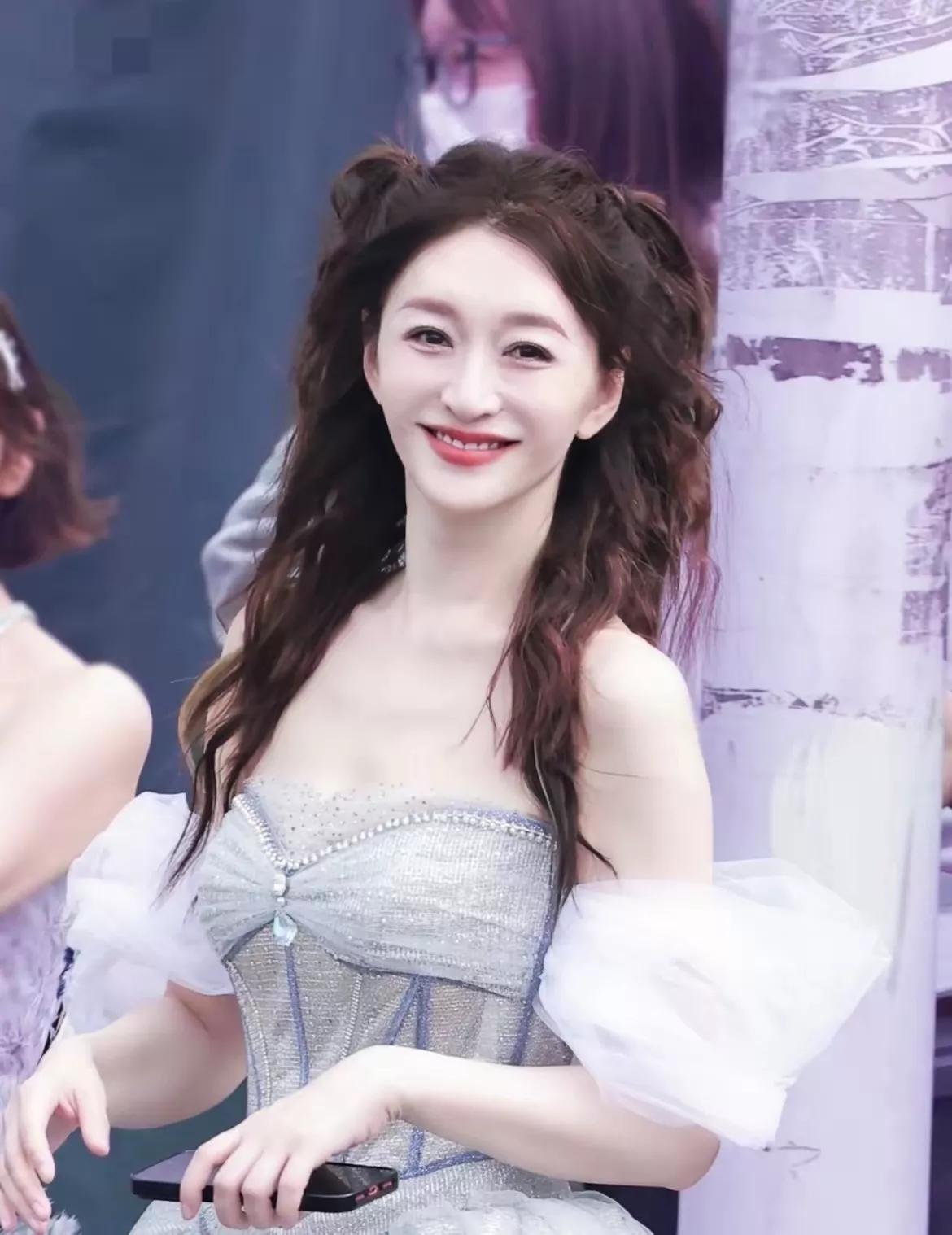 把李小冉再次推红的机构，完全不走寻常路，不按套路出牌。
可能他们搞清楚了什么叫娱