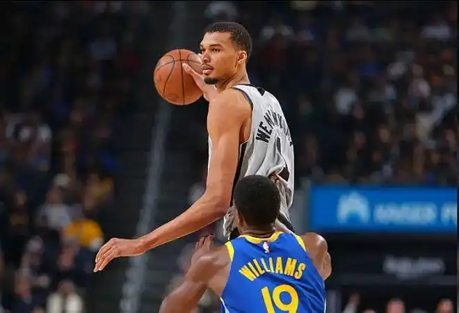 4月2日，NBA常规赛马刺客场127-113轻取勇士，豪取10连胜。文班亚马仅出