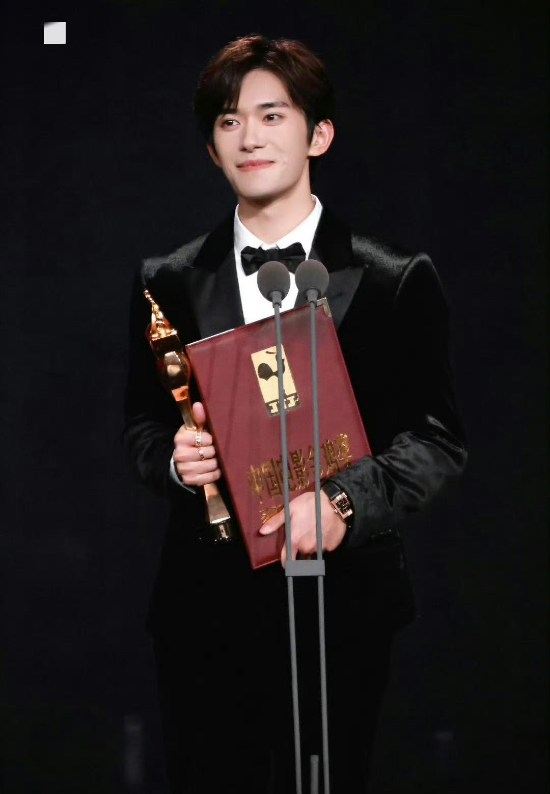 易烊千玺成为金鸡奖史上最年轻影帝，刘烨26岁获影帝的记录被破了，易烊千玺才25岁