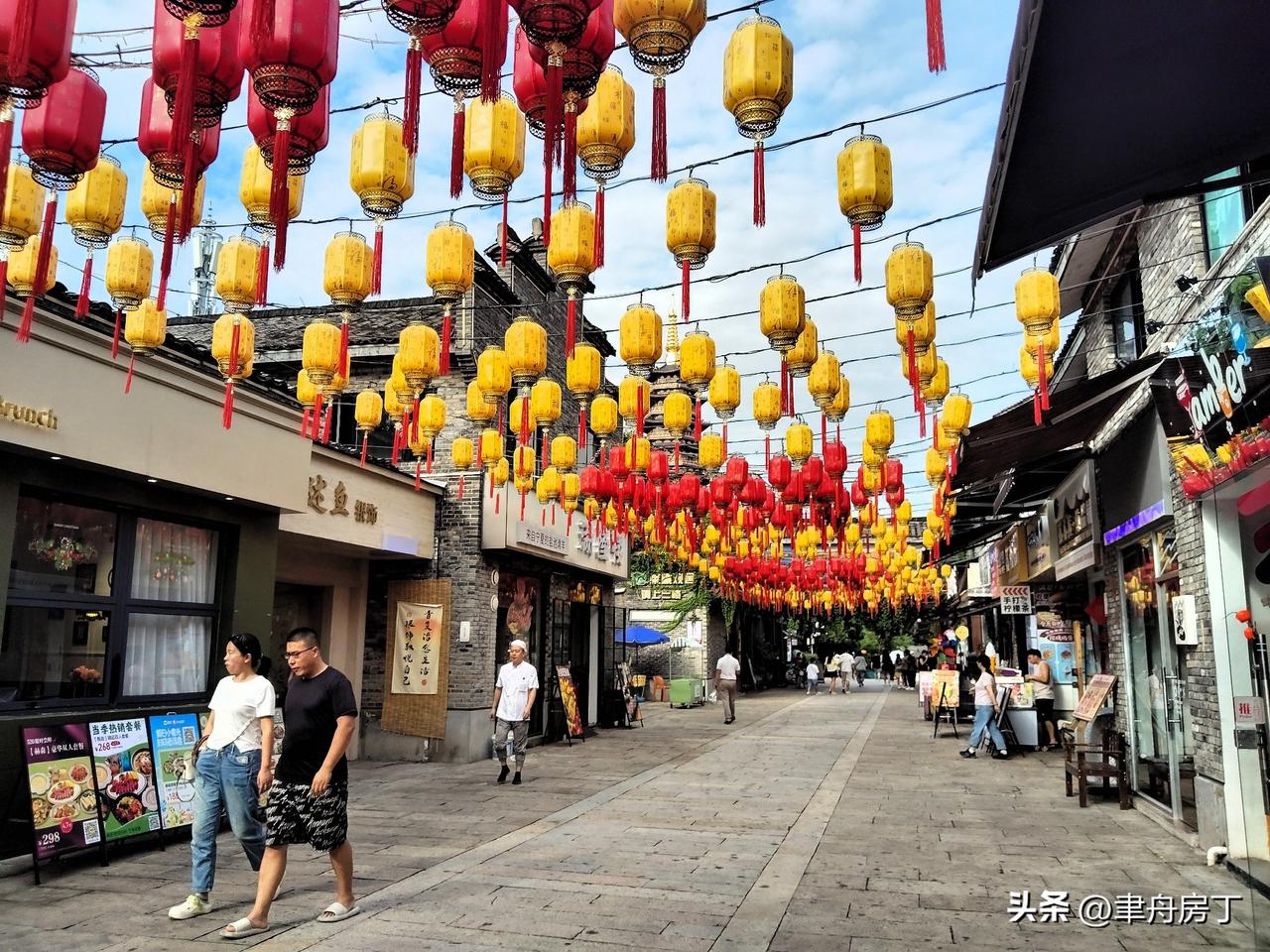 满眼翠绿花点缀。