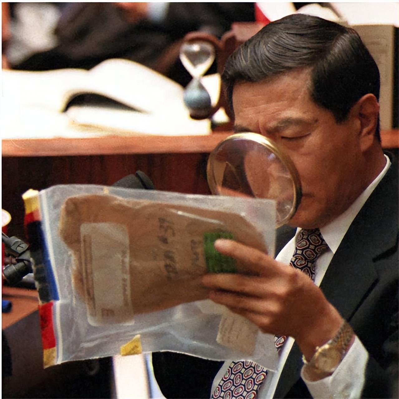 李昌钰工作的样子很认真，神探的世界必须是专注的～