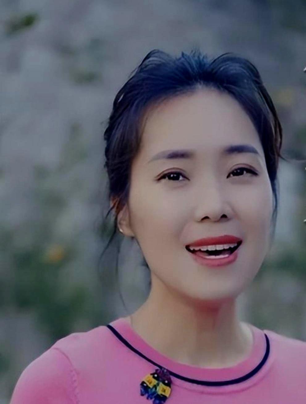 告恩师、闹灵堂、投靠那英？刀郎一手捧红的云朵，被几万条留言硬生生骂到直播崩溃，背