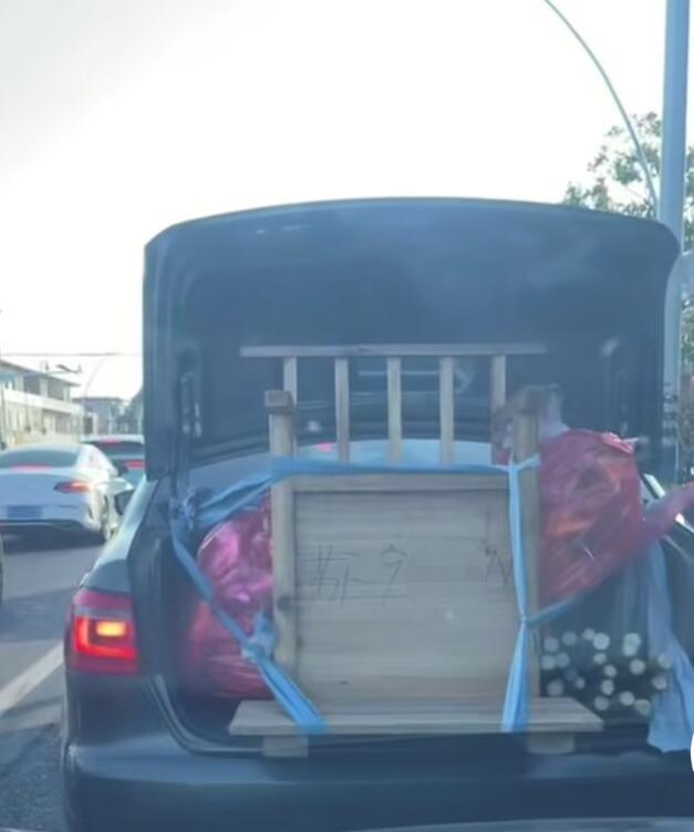 即使车主不在后面手写个“苏F”，也能猜出这是我们南通的车，“特征”太明显了。