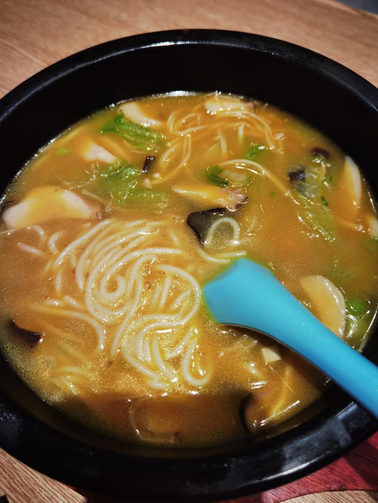 今天去万达吃了米线，特别喜欢吃，一份23元，也不贵，味道好，外孙女还吃了点米线，