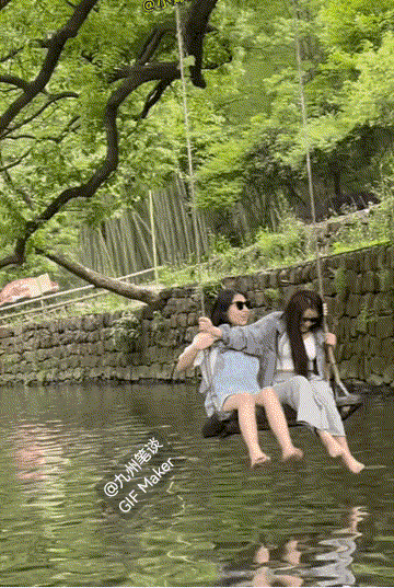 左边的美女，是被右边的好姐妹硬生生挡下去的吗？落水一起落，姐陪你！

这种太容易