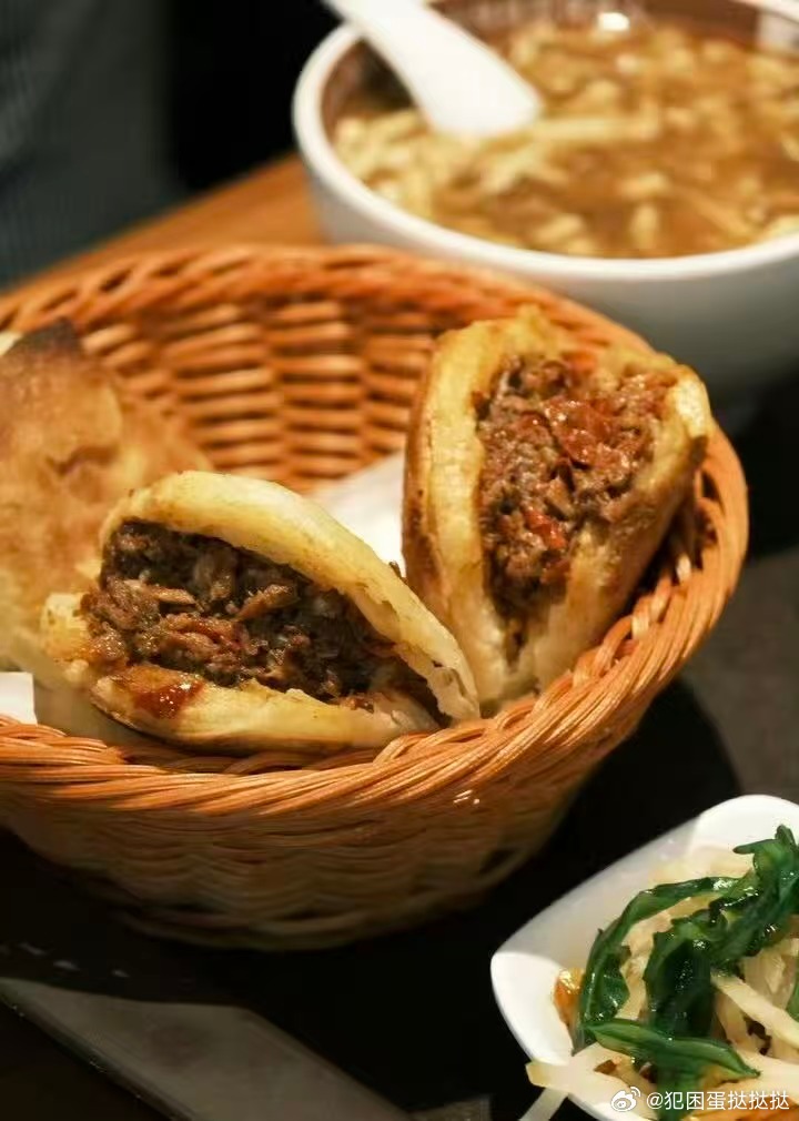 魏建军请于东来吃驴肉火烧两位行业实干家相聚保定，以当地特色小吃相聚交谈，没有排场