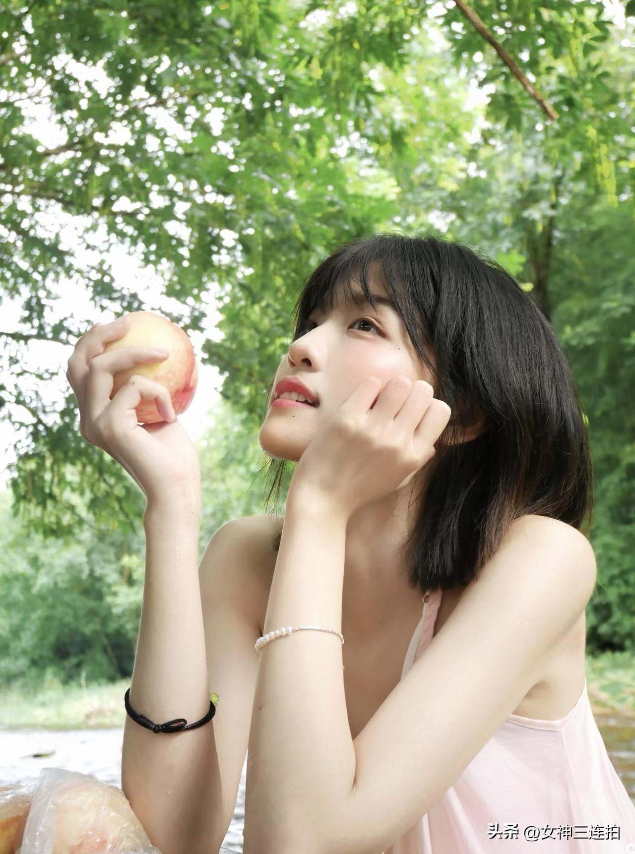 女孩在公园里享受苹果时光。