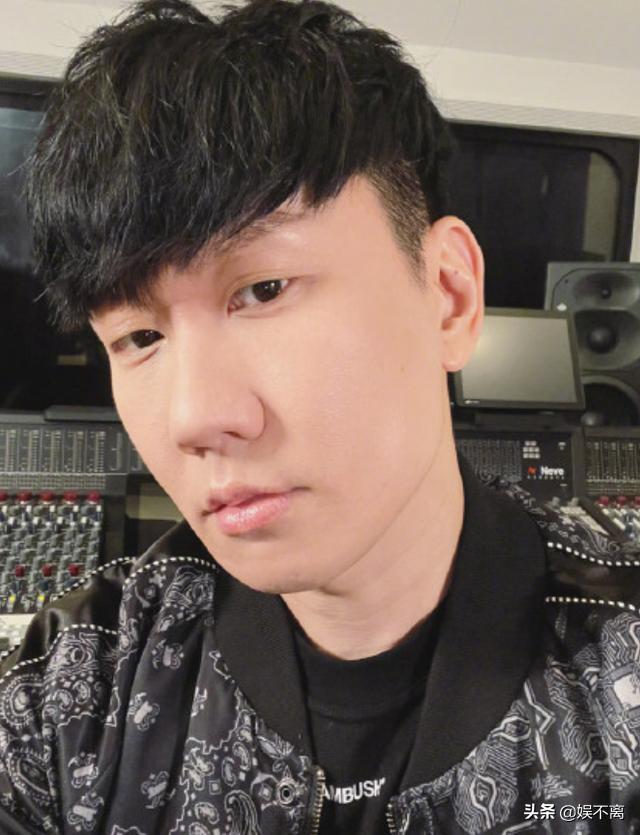 继吴亦凡依法被刑拘后，演员谢明皓网络实名举报林俊杰和潘玮柏曾一同与吴亦凡参与XD