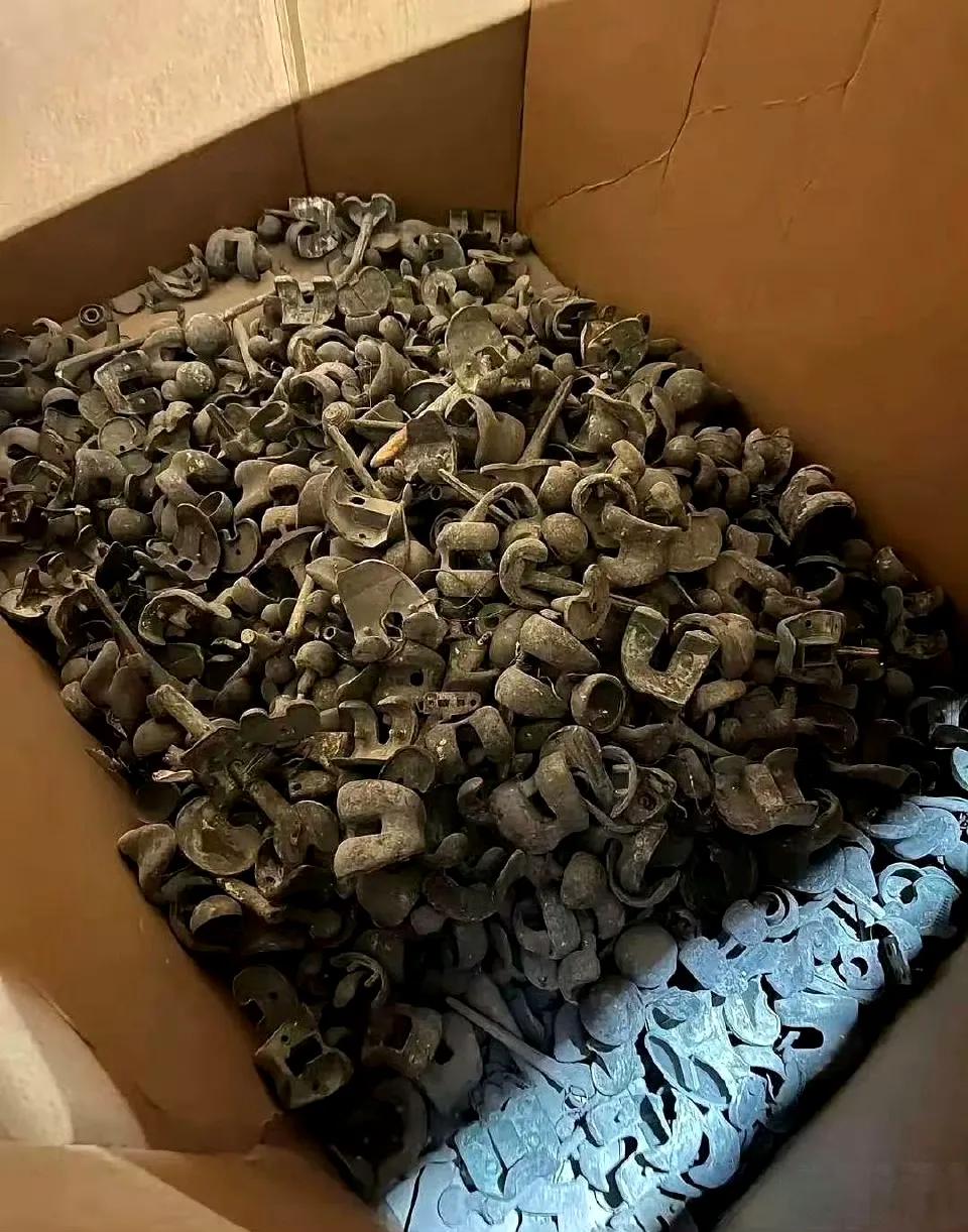 网友分享的一堆零件，都是火葬场里留下来的，是什么自己脑补吧。